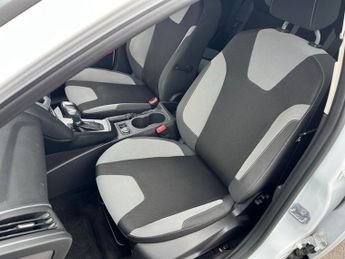 Ford Focus 1.6 Zetec Hatchback 5dr Petrol Powershift Euro 5 (125 ps)