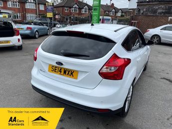 Ford Focus 1.6 Zetec Hatchback 5dr Petrol Powershift Euro 5 (125 ps)