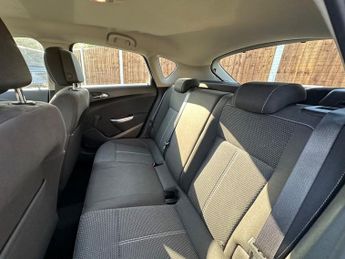 Vauxhall Astra 1.6 16v SRi Hatchback 5dr Petrol Auto Euro 5 (115 ps)