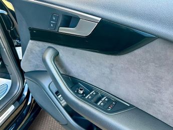Audi A4 AVANT TFSI S LINE BLACK EDITION