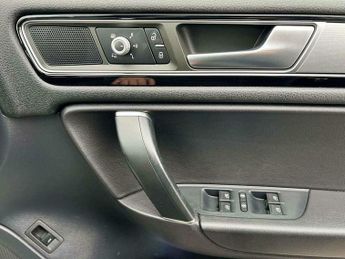 Volkswagen Touareg 3.0 TDI V6 BlueMotion Tech R-Line Tiptronic 4WD Euro 6 (s/s) 5dr