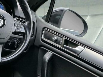 Volkswagen Touareg 3.0 TDI V6 BlueMotion Tech R-Line Tiptronic 4WD Euro 6 (s/s) 5dr
