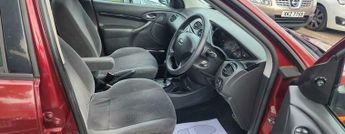 Ford Focus 1.6i 16v Ghia 5dr