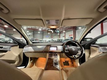 Jaguar XF 2.2d Premium Luxury Saloon 4dr Diesel Auto Euro 5 (s/s) (200 ps)