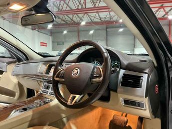 Jaguar XF 2.2d Premium Luxury Saloon 4dr Diesel Auto Euro 5 (s/s) (200 ps)