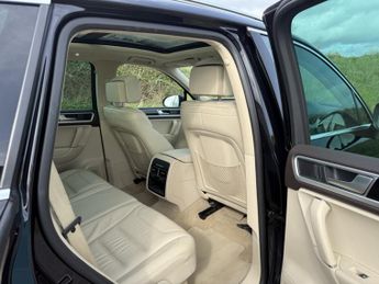 Volkswagen Touareg 3.0 TDI V6 BlueMotion Tech R-Line Plus SUV 5dr Diesel Tiptronic 
