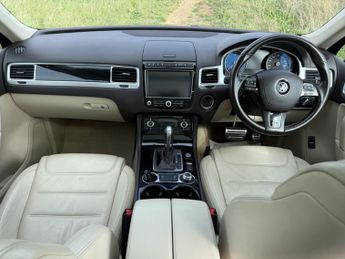Volkswagen Touareg 3.0 TDI V6 BlueMotion Tech R-Line Plus SUV 5dr Diesel Tiptronic 