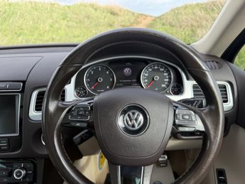 Volkswagen Touareg 3.0 TDI V6 BlueMotion Tech R-Line Plus SUV 5dr Diesel Tiptronic 