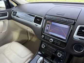 Volkswagen Touareg 3.0 TDI V6 BlueMotion Tech R-Line Plus SUV 5dr Diesel Tiptronic