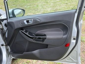 Ford Fiesta 1.6 Zetec Hatchback 5dr Petrol Powershift Euro 5 (105 ps)