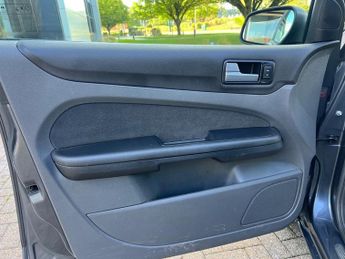 Ford Focus 1.6 Ghia Estate 5dr Petrol Automatic (184 g/km, 99 bhp)