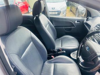 Ford Fiesta 1.6 Ghia Hatchback 5dr Petrol Automatic (176 g/km, 99 bhp)
