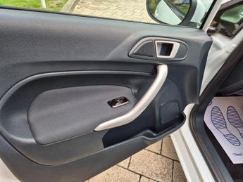 Ford Fiesta 1.4 Zetec Hatchback 5dr Petrol Automatic (154 g/km, 94 bhp)