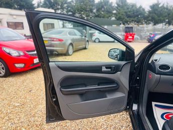 Ford Focus 1.6 Zetec Hatchback 5dr Petrol Automatic (184 g/km, 99 bhp)