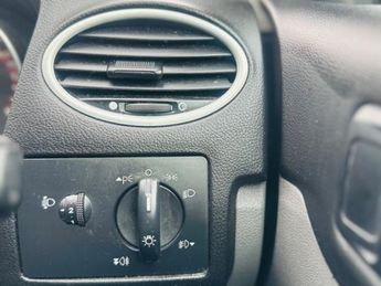 Ford Focus 1.6 Zetec Hatchback 5dr Petrol Automatic (184 g/km, 99 bhp)