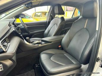 Toyota Camry 2.5 VVT-I DESIGN [SAT NAV, REVERSE CAMERA]