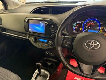 Toyota Yaris 1.5 VVT-h Design Hatchback 5dr Petrol Hybrid E-CVT Euro 6 (Safet
