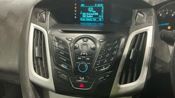 Ford Focus 1.6 Zetec Hatchback 5dr Petrol Powershift Euro 5 (125 ps)