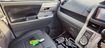 Toyota Voxy 2.0L PETROL AUTO 7 SEATS 5 DR