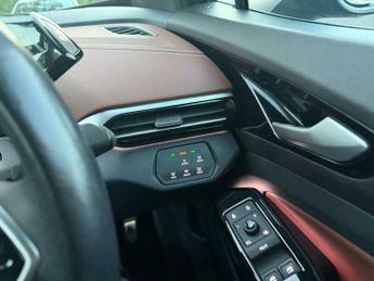 Volkswagen  Pure 52kWh Life Auto 5dr