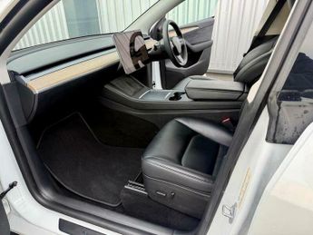 Tesla Model Y LONG RANGE AWD