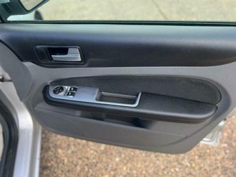 Ford Focus 1.6 Zetec 5dr