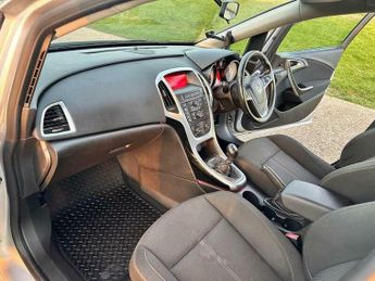 Vauxhall Astra 1.6 16v SRi Hatchback 5dr Petrol Manual Euro 5 (115 ps)