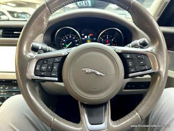 Jaguar XF 2.0 D PORTFOLIO [4X SERVICES, SAT NAV, LEATHER & REVERSE CAMERA]