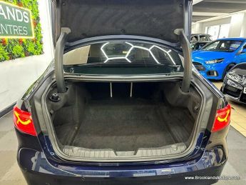 Jaguar XF 2.0 D PORTFOLIO [4X SERVICES, SAT NAV, LEATHER & REVERSE CAMERA]