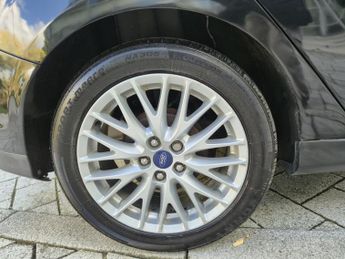 Ford Focus 1.6 Zetec Navigator Hatchback 5dr Petrol Powershift Euro 5 (125 