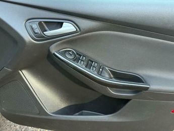 Ford Focus 1.6 Titanium Hatchback 5dr Petrol Powershift Euro 6 (125 ps)