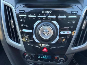 Ford Focus 1.6 Titanium Hatchback 5dr Petrol Powershift Euro 5 (125 ps)