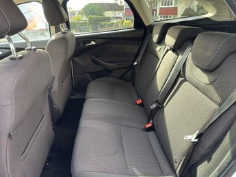 Ford Focus 1.6 TITANIUM NAVIGATOR+HPI CLEAR+LOW MILEAGE+SUPERB