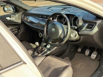 Alfa Romeo Giulietta 2.0 JTDM-2 Veloce Euro 5 (s/s) 5dr