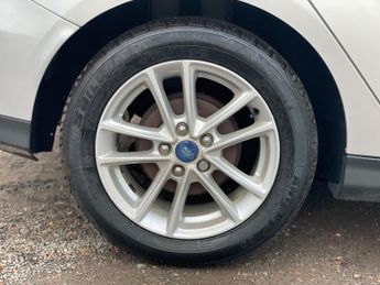 Ford Focus 1.6 Zetec Hatchback 5dr Petrol Powershift Euro 6 (125 ps)