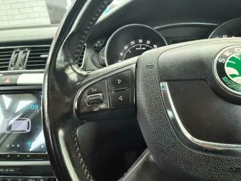 Skoda Superb 2.0 TDI Elegance DSG Euro 5 5dr