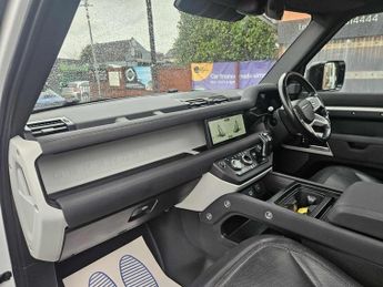 Land Rover Defender X-DYNAMIC SE