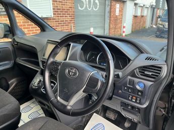 Toyota Voxy 1.8 Hybrid V 7 Seater