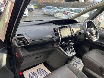 Nissan Serena 2.0 Highway Star V Hybrid 8 Seater