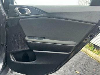 Kia Ceed 1.6 CRDi MHEV 2 NAV Euro 6 (s/s) 5dr