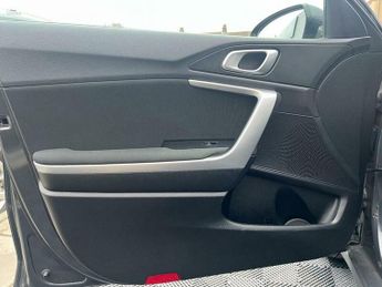 Kia Ceed 1.6 CRDi MHEV 2 NAV Euro 6 (s/s) 5dr