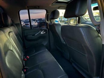 Nissan Navara 2.5 dCi Tekna Auto 4WD Euro 4 4dr