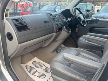 Volkswagen Caravelle 2.5 TDI Pure Drive Executive MPV 5dr Diesel Tiptronic Euro 4 (17
