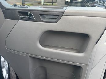 Volkswagen Caravelle 2.5 TDI Pure Drive Executive MPV 5dr Diesel Tiptronic Euro 4 (17