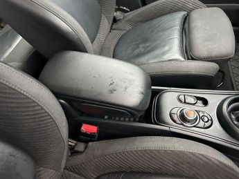 MINI Countryman COOPER 1 FORMER KEEPER FROM NEW WITH A FULL MINI DEALER SERVICE 