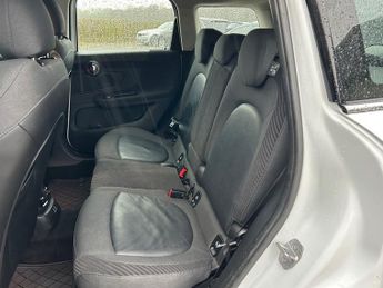 MINI Countryman COOPER 1 FORMER KEEPER FROM NEW WITH A FULL MINI DEALER SERVICE 