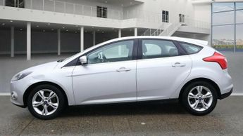 Ford Focus 1.6 Zetec Hatchback 5dr Petrol Powershift Euro 5 (125 ps)