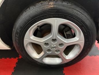 Nissan Leaf 24kWh Acenta Hatchback 5dr Electric Auto (109 bhp)