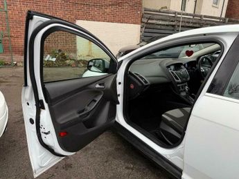 Ford Focus 1.6 Zetec Navigator Powershift Euro 5 5dr