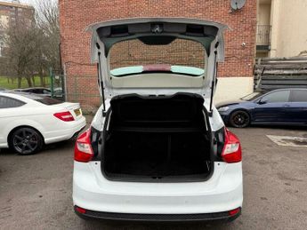 Ford Focus 1.6 Zetec Navigator Powershift Euro 5 5dr